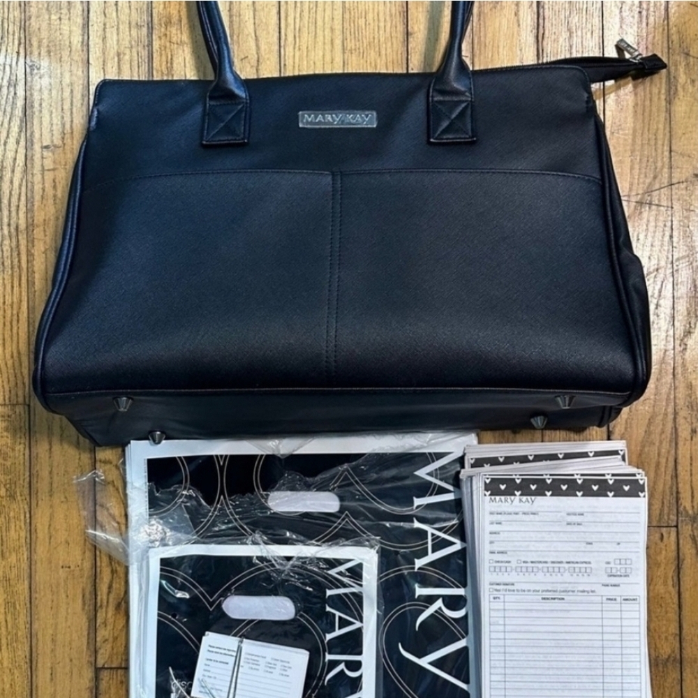 Brand NEW Mary Kay Elegant Black Carryall